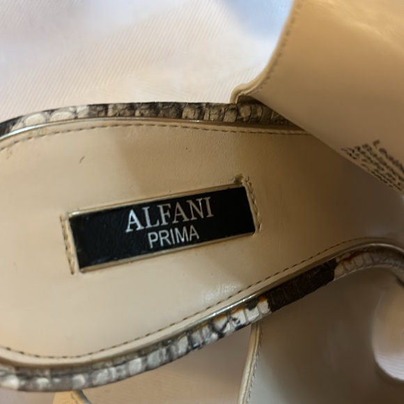 a beautiful high heel and I wear 5 or 6times with denim and dress - Picture 4 of 6